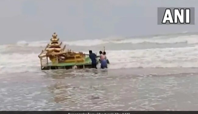 Effect Of Cyclone Asani A Mysterious Gold Coloured Chariot Was Spotted At Sunnapalli Coast In Srikakulam Of Andhra Pradesh