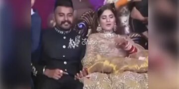 Guests Stood Behind The Groom For Clicking Photos Child Pulled The Bride Hair Then What Happened Next See Viral Video – दूल्हे के साथ फोटो खिंचवा रहे थे लोग, पीछे से बच्चे ने ज़ोर से खींचे दुल्हन के बाल, बिगड़ गया पूरा हेयरस्टाइल हुआ ये हाल