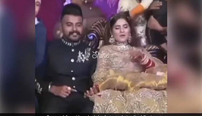 Guests Stood Behind The Groom For Clicking Photos Child Pulled The Bride Hair Then What Happened Next See Viral Video – दूल्हे के साथ फोटो खिंचवा रहे थे लोग, पीछे से बच्चे ने ज़ोर से खींचे दुल्हन के बाल, बिगड़ गया पूरा हेयरस्टाइल हुआ ये हाल