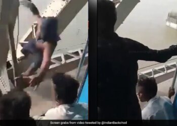Thief Snatched Passenger Mobile From Moving Train Over The Bridge In Begusarai Bihar Viral Video Of Mobile Snaching