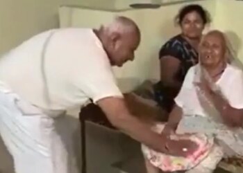 The Elderly Son Danced And Sang A Song In Front Of His Mother, People Said – Children Never Grow Old! – बुजुर्ग बेटे ने अपनी मां के सामने डांस करके गाना गाया, लोगों ने कहा