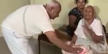The Elderly Son Danced And Sang A Song In Front Of His Mother, People Said – Children Never Grow Old! – बुजुर्ग बेटे ने अपनी मां के सामने डांस करके गाना गाया, लोगों ने कहा