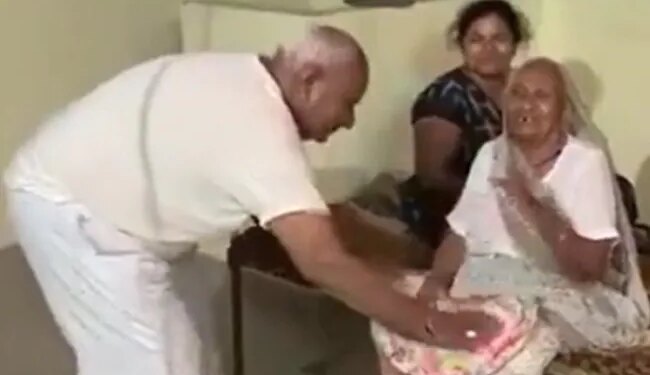 The Elderly Son Danced And Sang A Song In Front Of His Mother, People Said – Children Never Grow Old! – बुजुर्ग बेटे ने अपनी मां के सामने डांस करके गाना गाया, लोगों ने कहा