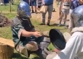 With The Help Of The Pan, Two People Played Such A Game, Seeing Which People Said – If You Are Sitting Empty, Then Do Something Else. – तवे की मदद से दो लोगों ने खेला ऐसा गेम, जिसे देख कर लोगों ने कहा