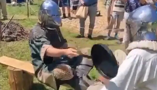 With The Help Of The Pan, Two People Played Such A Game, Seeing Which People Said – If You Are Sitting Empty, Then Do Something Else. – तवे की मदद से दो लोगों ने खेला ऐसा गेम, जिसे देख कर लोगों ने कहा