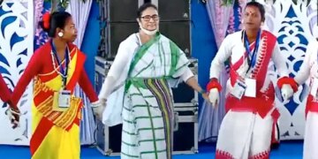 Mamta Banerjee Was Immersed In The Color Of Music, Danced With Folk Artists, The Video Is Going Viral