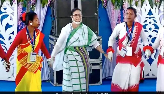 Mamta Banerjee Was Immersed In The Color Of Music, Danced With Folk Artists, The Video Is Going Viral