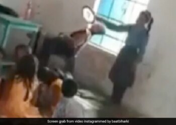 Teacher Sleeping In Classroom While Teaching And Student Blows Fan In Bihar Watch Viral Video – बच्चों को पढ़ाते-पढ़ाते क्लास में टीचर ने किया ऐसा काम, देखते रह गए स्टूडेंट, लोग बोले
