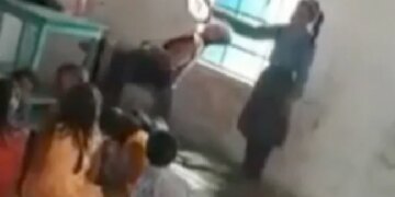 Teacher Sleeping In Classroom While Teaching And Student Blows Fan In Bihar Watch Viral Video – बच्चों को पढ़ाते-पढ़ाते क्लास में टीचर ने किया ऐसा काम, देखते रह गए स्टूडेंट, लोग बोले
