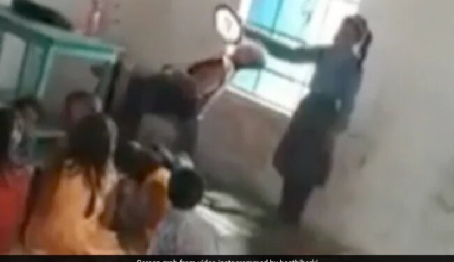 Teacher Sleeping In Classroom While Teaching And Student Blows Fan In Bihar Watch Viral Video – बच्चों को पढ़ाते-पढ़ाते क्लास में टीचर ने किया ऐसा काम, देखते रह गए स्टूडेंट, लोग बोले