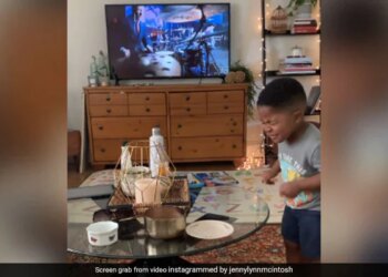 3 साल के बच्चे का टैलेंट देख आप भी रह जाएंगे दंग, TV देख प्रोफेशनल्स की तरह बजाने लगा 'Drums'