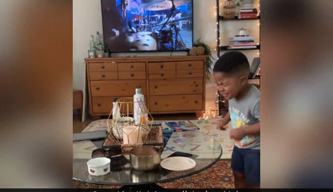 3 साल के बच्चे का टैलेंट देख आप भी रह जाएंगे दंग, TV देख प्रोफेशनल्स की तरह बजाने लगा 'Drums'