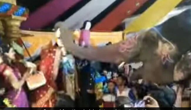VIDEO: शादी समारोह में पहुंचा हाथी, दूल्हे के सामने दुल्हन को पहनाई वरमाला