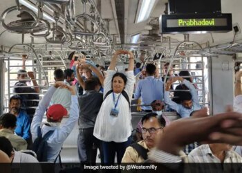 International Yoga Day: Passengers Do Yoga Inside The Train, Now They Will Always Be Healthy