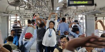 International Yoga Day: Passengers Do Yoga Inside The Train, Now They Will Always Be Healthy