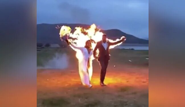 शादी के बाद आग में लिपट कर जीने-मरने की कसम खा रहे हैं दूल्हा-दुल्हन, वीडियो वायरल हो रहा है