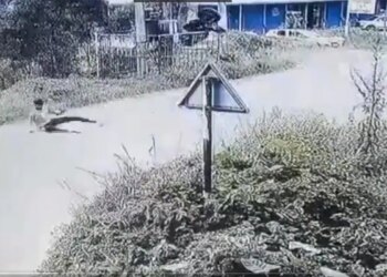 बिजली के ट्रांसफार्मर से टकराई तेज रफ्तार बाइक, उसके बाद जो हुआ उसे देख दंग रह जायेंगे आप