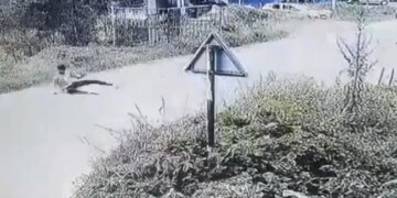 बिजली के ट्रांसफार्मर से टकराई तेज रफ्तार बाइक, उसके बाद जो हुआ उसे देख दंग रह जायेंगे आप