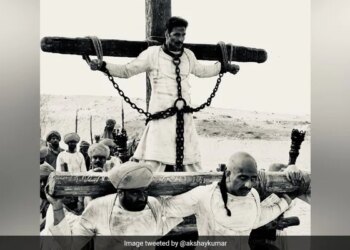 This Picture Of Akshay Kumar Is Going Viral, Users Are Removing A Flaw In It, Will You Be Able To Find It?