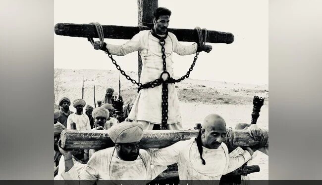 This Picture Of Akshay Kumar Is Going Viral, Users Are Removing A Flaw In It, Will You Be Able To Find It?