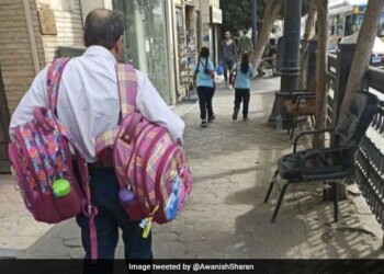 Man Carrying Childrens School Bags Old Pic Goes Viral IAS Said Some Debts Are Never Paid – बच्चों के स्कूल बैग टांगकर ले जा रहे शख्स की तस्वीर हुई वायरल, IAS बोला
