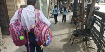 Man Carrying Childrens School Bags Old Pic Goes Viral IAS Said Some Debts Are Never Paid – बच्चों के स्कूल बैग टांगकर ले जा रहे शख्स की तस्वीर हुई वायरल, IAS बोला