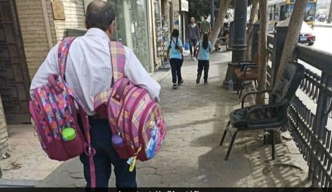 Man Carrying Childrens School Bags Old Pic Goes Viral IAS Said Some Debts Are Never Paid – बच्चों के स्कूल बैग टांगकर ले जा रहे शख्स की तस्वीर हुई वायरल, IAS बोला