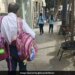 Man Carrying Childrens School Bags Old Pic Goes Viral IAS Said Some Debts Are Never Paid – बच्चों के स्कूल बैग टांगकर ले जा रहे शख्स की तस्वीर हुई वायरल, IAS बोला