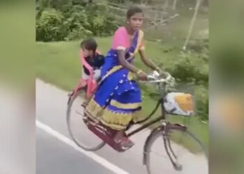 मां का जुगाड़: अपने बच्चे को कुर्सी पर बैठाकर साइकिल चला रही है महिला, लोग कर रहे हैं सलाम
