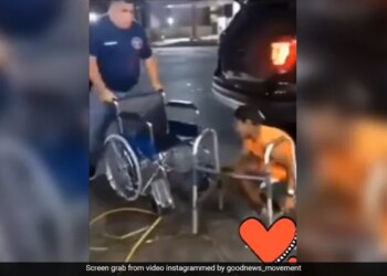 The Policeman Won The Heart By Giving A Wheelchair To The Person, This Video Went Viral On Social Media