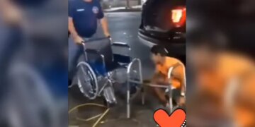 The Policeman Won The Heart By Giving A Wheelchair To The Person, This Video Went Viral On Social Media