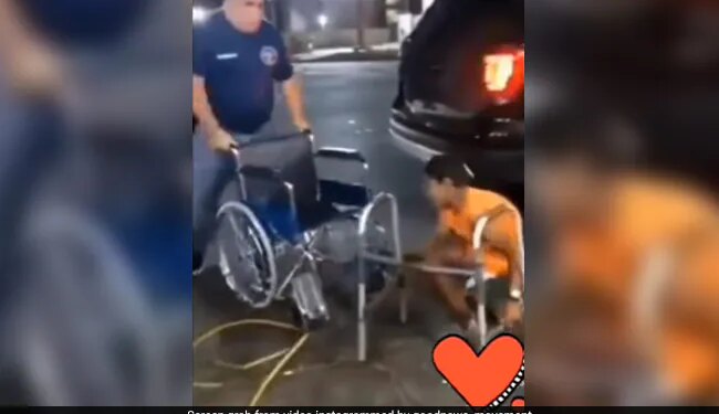 The Policeman Won The Heart By Giving A Wheelchair To The Person, This Video Went Viral On Social Media
