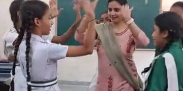 Teacher And Students Dance On The Last Day Of Summer Camp On Kajra Mohabbat Wala Song Watch Viral Video