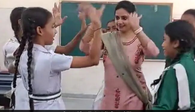Teacher And Students Dance On The Last Day Of Summer Camp On Kajra Mohabbat Wala Song Watch Viral Video