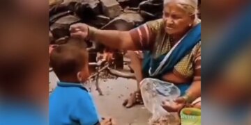Dadi Was Doing Such Act For Keep Away Evil Eye Of A Child Internet Loves It See Cute Viral Video – बच्चे को न लगे बुरी नज़र, तो दादी ने किया कुछ ऐसा, Video देख IAS बोला