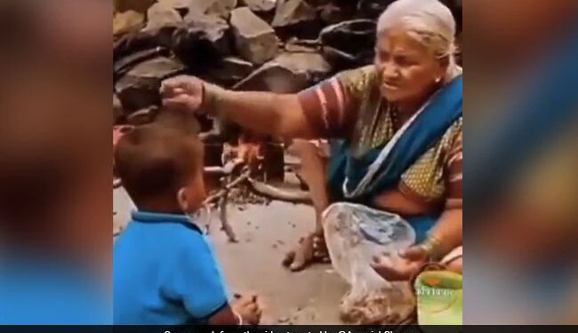 Dadi Was Doing Such Act For Keep Away Evil Eye Of A Child Internet Loves It See Cute Viral Video – बच्चे को न लगे बुरी नज़र, तो दादी ने किया कुछ ऐसा, Video देख IAS बोला