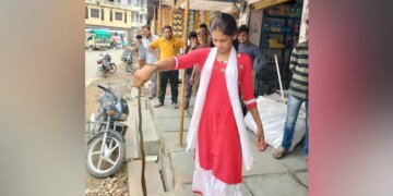 Woman Caught Snake With Bare Hands Photo Goes Viral