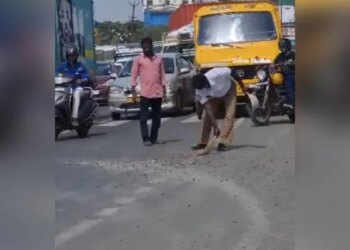 एक्सिडेंट ना हो जाए इसलिए सड़क पर मौजूद कंकड़ों की सफाई कर रहे हैं ये पुलिसकर्मी