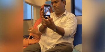 Husband Trying To Take A Selfie With His Wife In A Crowded Metro Internet Loves To See It Watch Viral Video