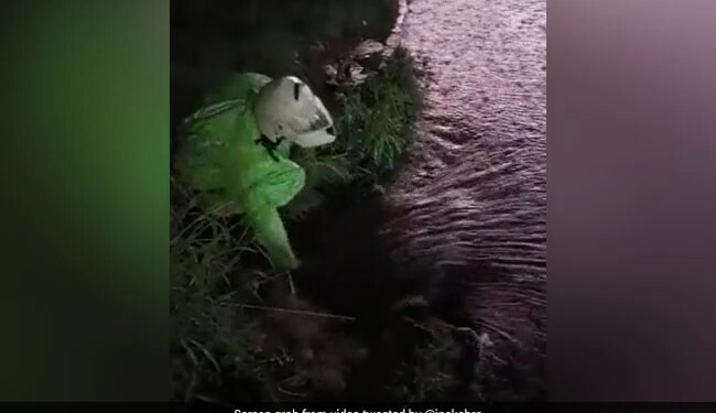 When The Rain Water Filled The Road, The Traffic Officer Did Such A Thing That Everyone Praised, Watch- Video – जब सड़क पर बारिश का पानी भरा तो ट्रैफिक अफसर ने किया ऐसा काम कि सबने की तारीफ, देखें