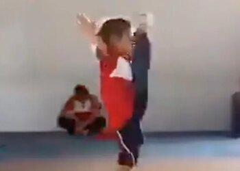 People Were Surprised To See The Flexibility Of The Little Girl, Said – It Seems That There Are No Bones In The Body – छोटी सी बच्ची की फ्लेक्सिबिलिटी देख हैरत में पड़े नेटिजन्स, बोले