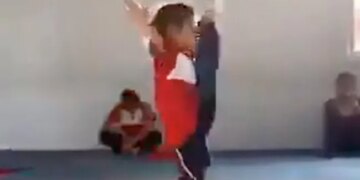People Were Surprised To See The Flexibility Of The Little Girl, Said – It Seems That There Are No Bones In The Body – छोटी सी बच्ची की फ्लेक्सिबिलिटी देख हैरत में पड़े नेटिजन्स, बोले