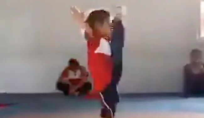 People Were Surprised To See The Flexibility Of The Little Girl, Said – It Seems That There Are No Bones In The Body – छोटी सी बच्ची की फ्लेक्सिबिलिटी देख हैरत में पड़े नेटिजन्स, बोले