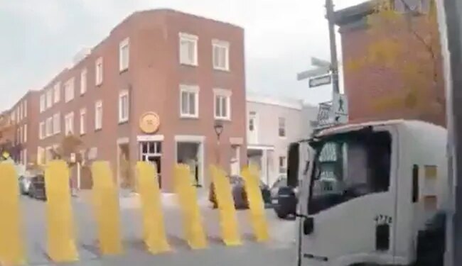 पैदल यात्रियों को सड़क पार करवाने के लिए बैरिकेड बन जाती है जेब्रा क्रॉसिंग, वीडियो देख हैरान हो जाएंगे