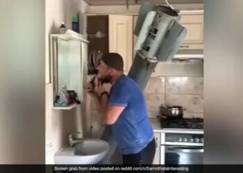 यूक्रेन में एक शख्स के घर में मिसाइल हमले होने के बावजूद बड़े मजे से दाढ़ी बना रहा है