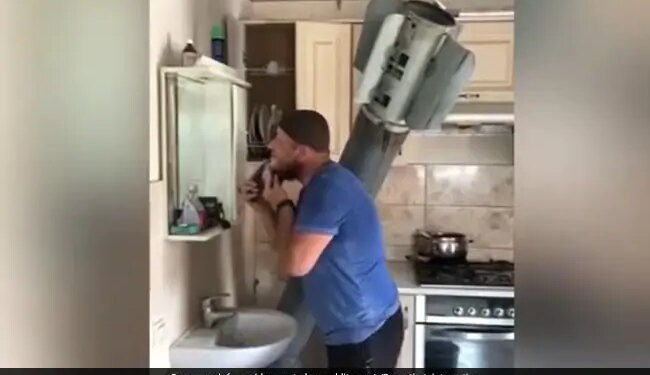 यूक्रेन में एक शख्स के घर में मिसाइल हमले होने के बावजूद बड़े मजे से दाढ़ी बना रहा है