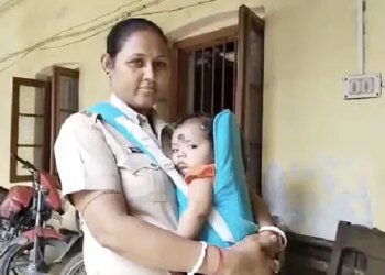 This Woman Constables Are Doing Their Duty With A 7-month-old Child, People Are Saluting!