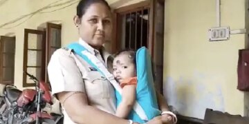 This Woman Constables Are Doing Their Duty With A 7-month-old Child, People Are Saluting!