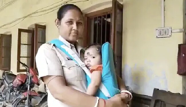 This Woman Constables Are Doing Their Duty With A 7-month-old Child, People Are Saluting!