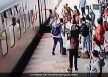 Salaam: Railway Police Rescued A Woman Who Had Gone To Death From A Moving Train, Watch Viral Video